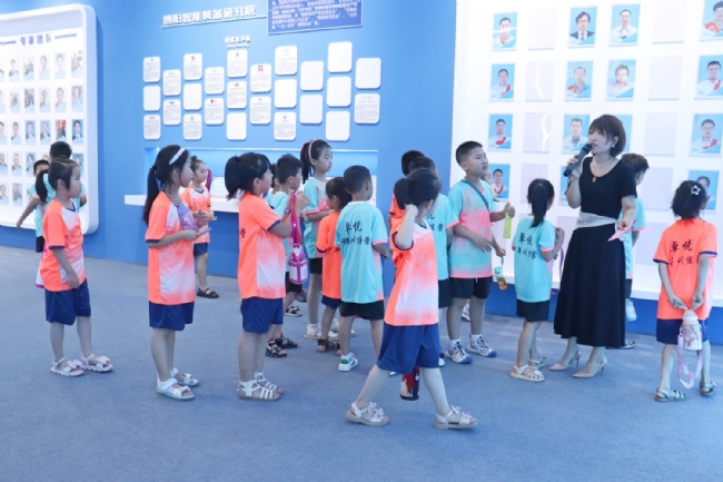 安丘市婦幼保健院“卓悅少年ling袖心智天賦營”小學員 到博陽機械游學參觀