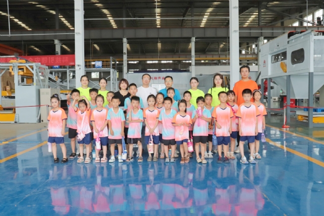安丘市婦幼保健院“卓悅少年ling袖心智天賦營”小學員 到博陽機械游學參觀