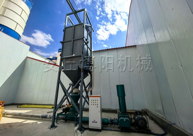 水泥噸袋拆包機(jī)安裝現(xiàn)場、山東噸包自動(dòng)破袋機(jī)介紹